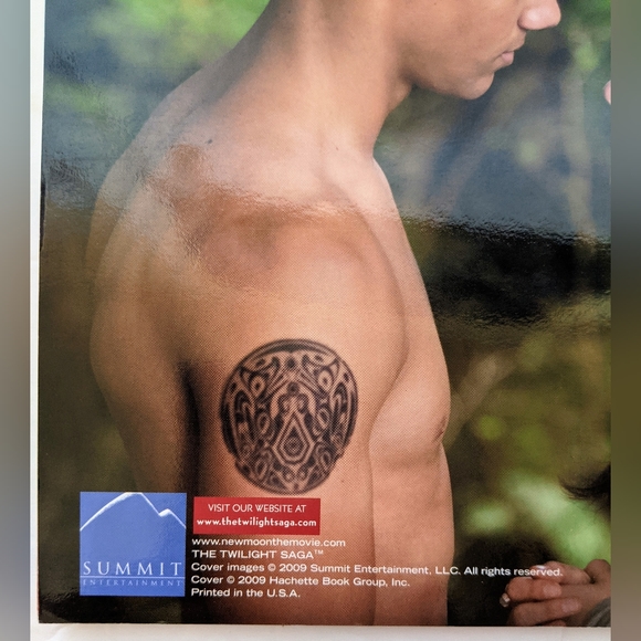 The Twilight Saga New Moon The Official Illustrated Movie Companion Book - Picture 10 of 10